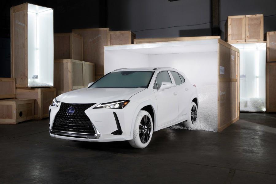  Lexus UX John Elliott x Nike AF1 2019 года  (фото 1 из 10)